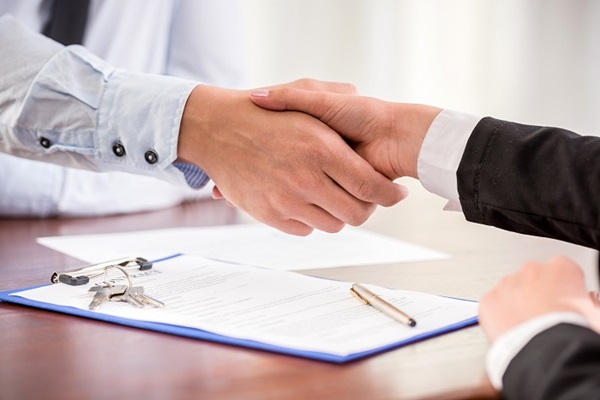 Can I Change Mortgage Companies Without Refinancing?